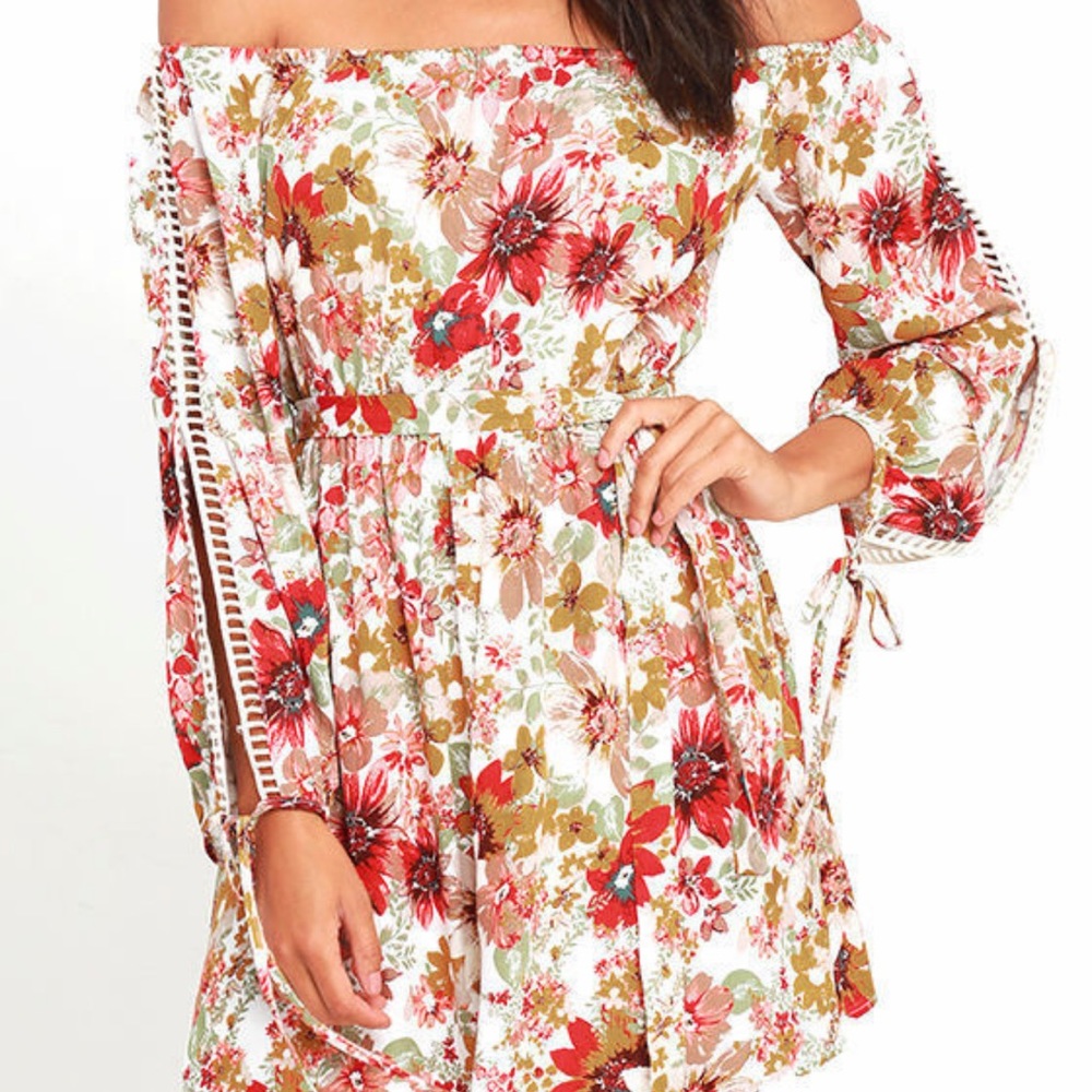 Lulu’s red floral print shoulder dress. Size XS. NWT!